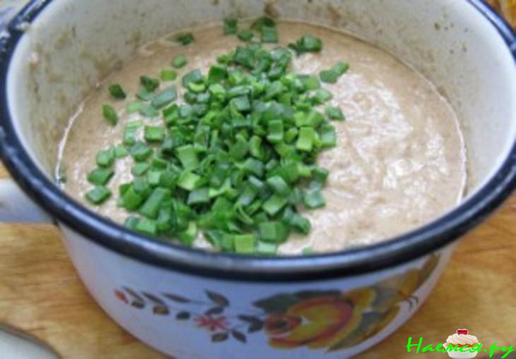 Постные луковые котлеты с грибным соусом