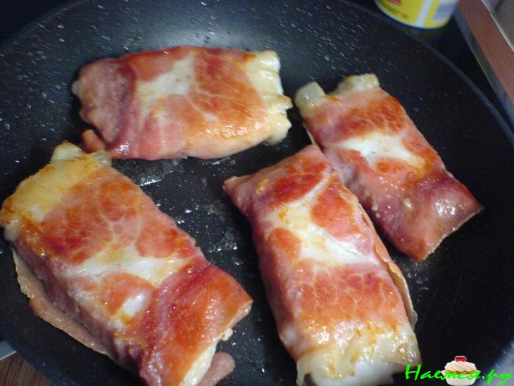 Белая рыба с оливами и базиликом