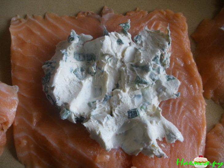 Лосось в сливочном соусе с грибами и орешками