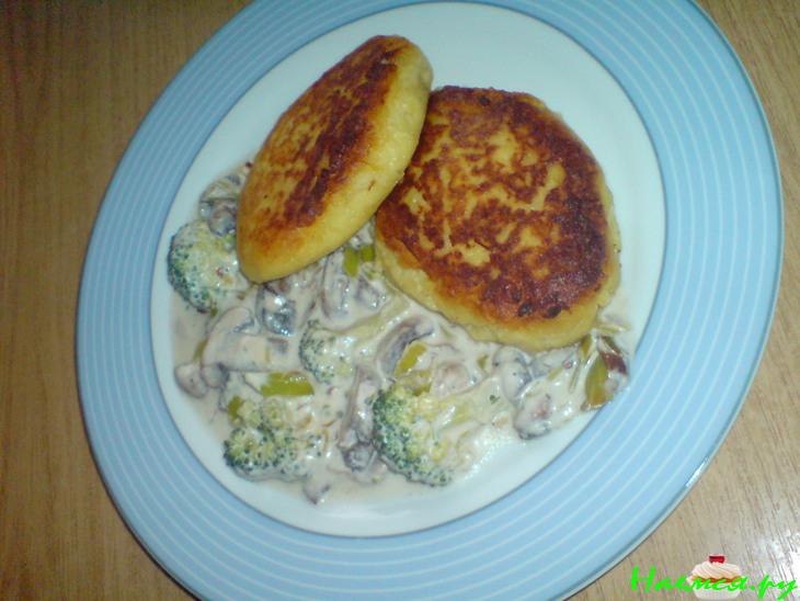 Картофельные котлеты под грибным соусом с брокколи Картофельные котлеты под грибным соусом с брокколи
