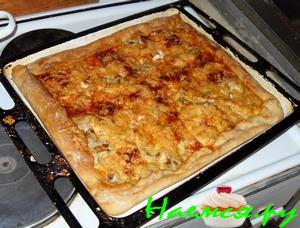 Пицца по-домашнему с ветчиной, сервилатом и грибами Пицца по-домашнему с ветчиной, сервилатом и грибами