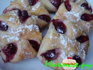 Булочки с вишней и миндальным кремом