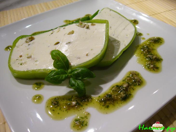 Террин из творожного сыра с горгонзолой и оливками