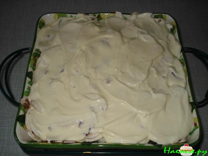 Курица под грибной шапкой