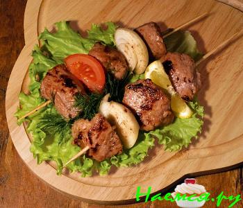 Шашлык из свинины по-домашнему на шпажках Шашлык из свинины по-домашнему на шпажках