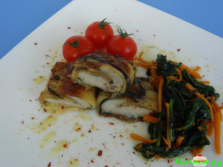 Рулет из белой рыбы в баклажане с гарниром из шпината