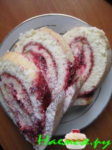 Бисквитный рулет с ягодами и взбитыми сливками