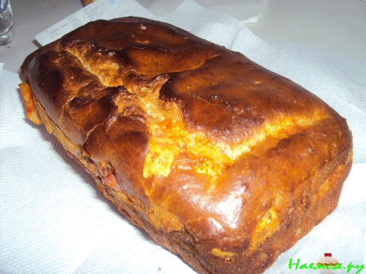 Вкусный заливной пирог с колбасой и сыром к завтраку