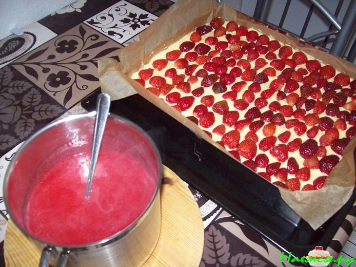 Пирог с ревенем и клубникой Пирог с ревенем и клубникой