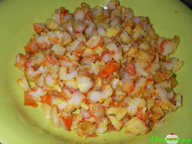 Салат из креветок, рукколы и авокадо