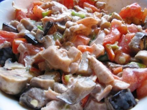 Салат "Охотничий" с баклажанами и шампиньонами Салат "Охотничий" с баклажанами и шампиньонами