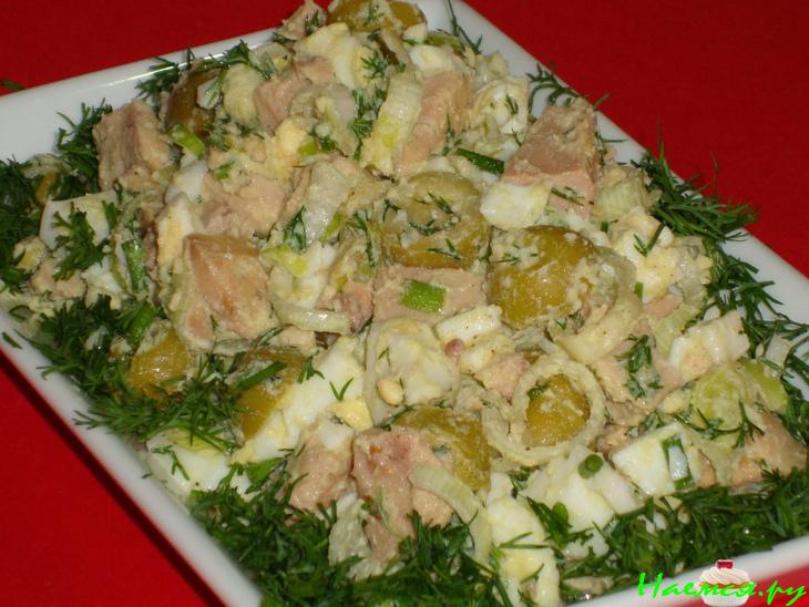 Салат из печени трески с оливками и каперсами