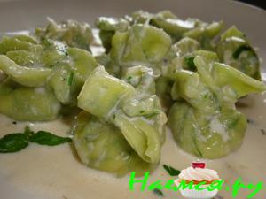 Тортеллини или маленькие пельмени в сливочном соусе