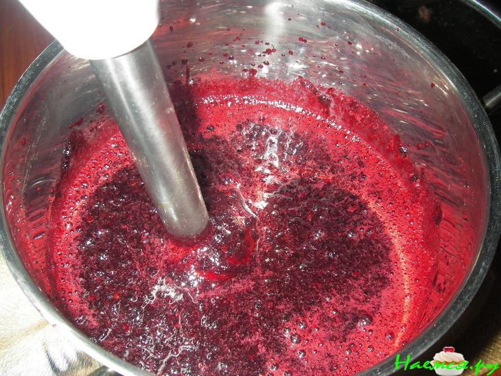 Рулет с черноплодной рябиной