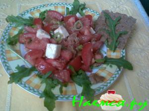 Просто салатик с помидорами, рукколой и моцарелой