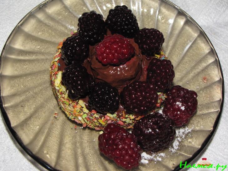 Шоколадный десерт с ромом и ежевикой