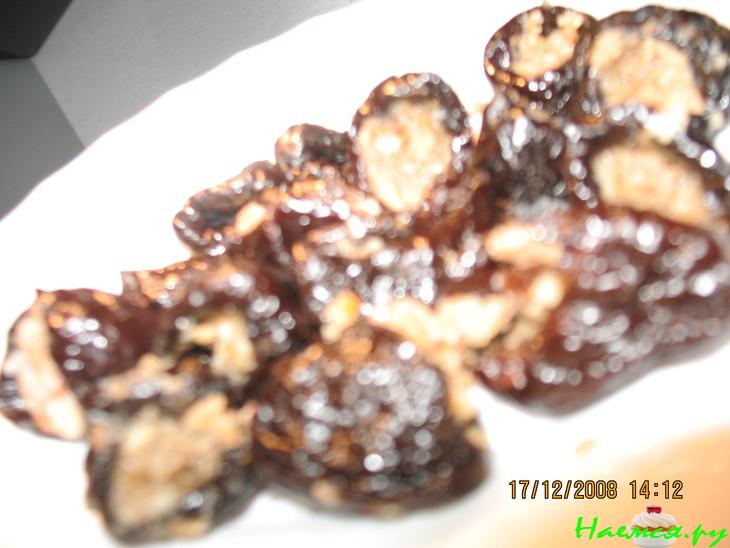 Телятина с черносливом и орехами в красном вине