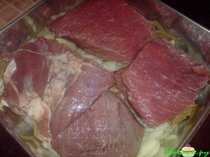 Говядина запеченная на луке