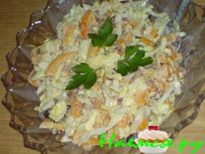 Салат из весенней капусты с паприкой и беконом Салат из весенней капусты с паприкой и беконом