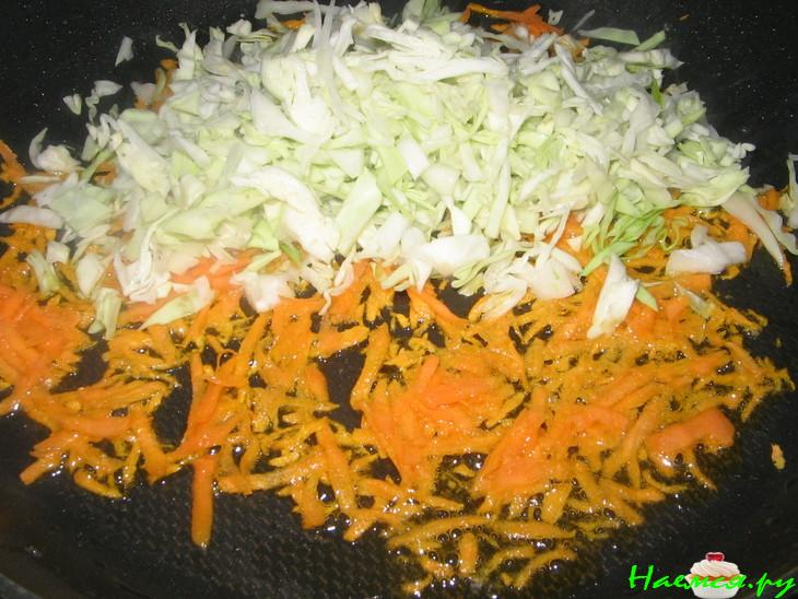 Рис с курицей и капустой в горшочке