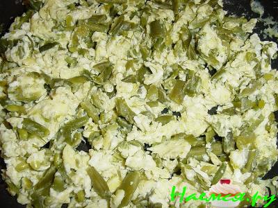 Фасоль запеченная с яйцом