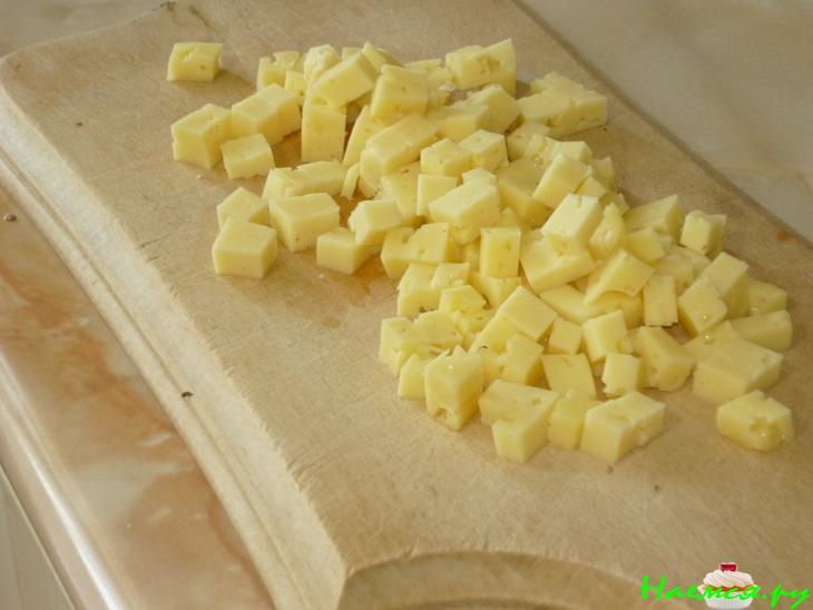 Салат сырный со свежими огурцами