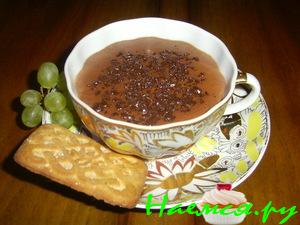 Горячий черный шоколад со сливками