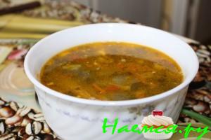 Зеленый борщ со свинными ребрышками