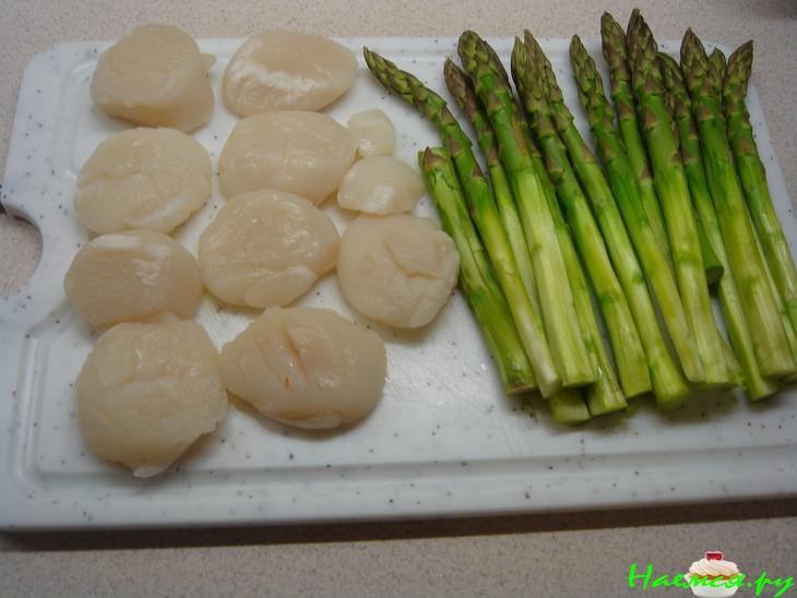 Морские гребешки со спаржей Морские гребешки со спаржей