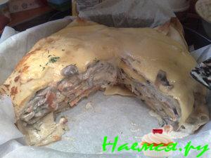 Блинчатый пирог с слабосоленой семгой, шампиньонами и сыром