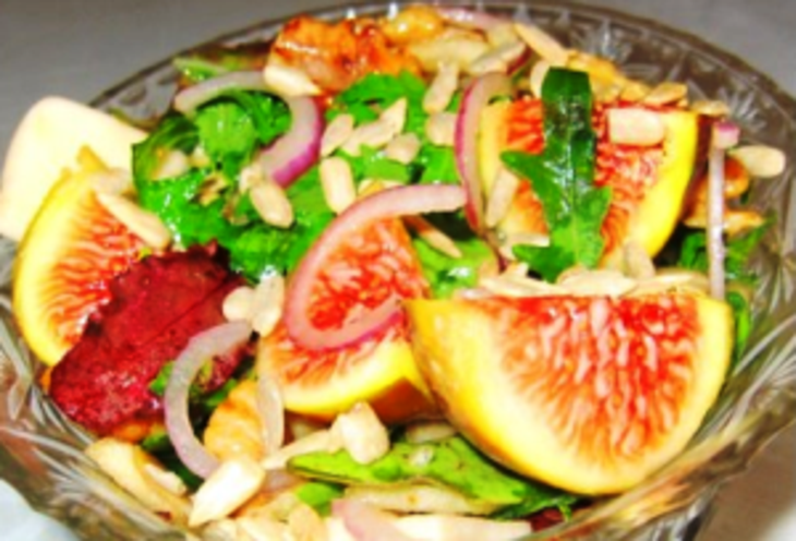 Салат из яблок, инжира и горгонзолы Салат из яблок, инжира и горгонзолы