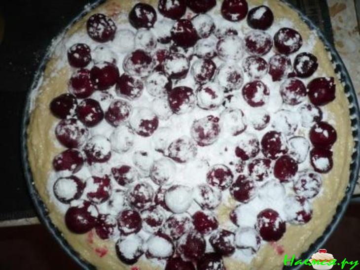 Вишневый пирог посыпанный с сахарной пудрой