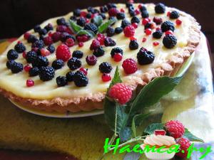 Песочный пирог с заварным кремом и ягодами