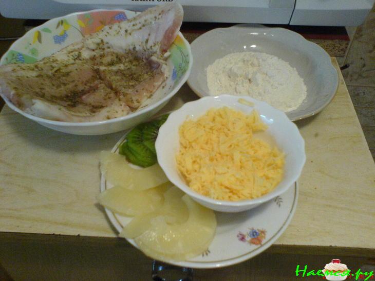 Сом с фруктами