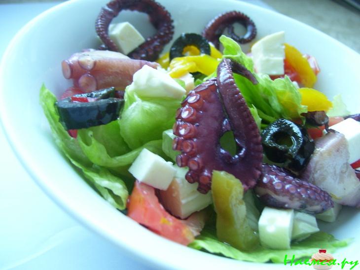 Салат с маринованным осьминогом