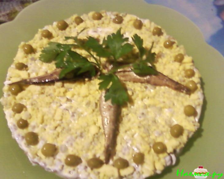 Шпротный салат с зеленым горошком