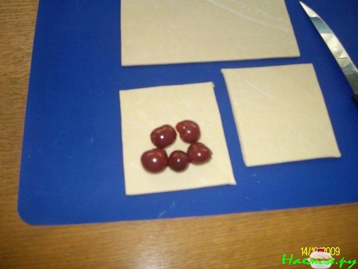 Черешни в слоённом тесте