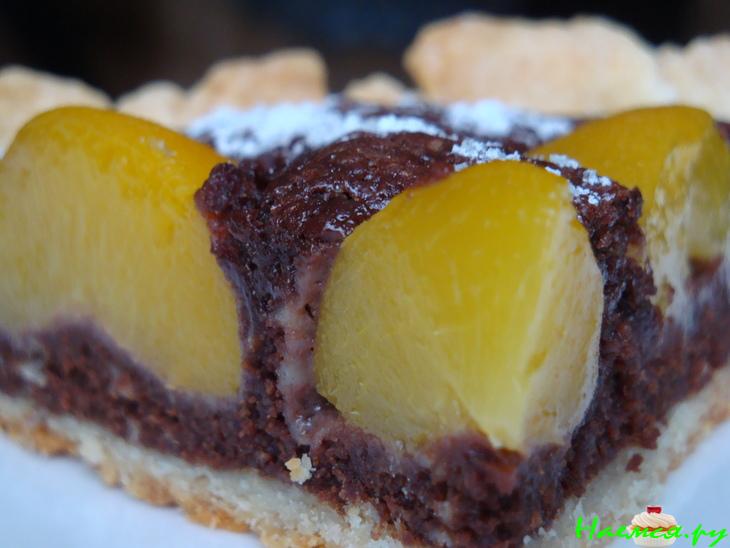 Шоколадный пирог с персиками