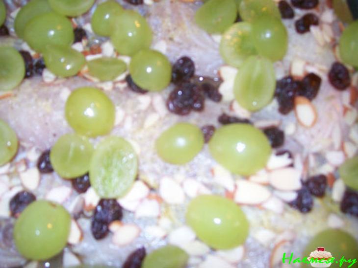 Рыба запеченная с виноградом