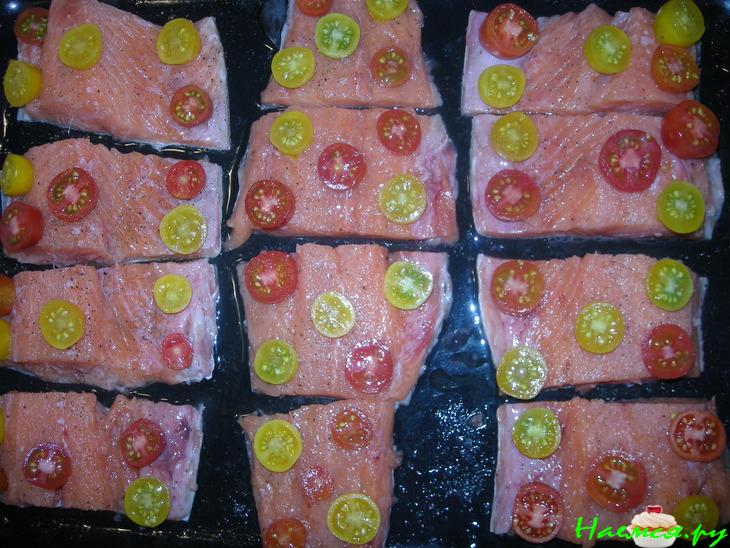 Печеная сёмга с черри и базиликом Печеная сёмга с черри и базиликом