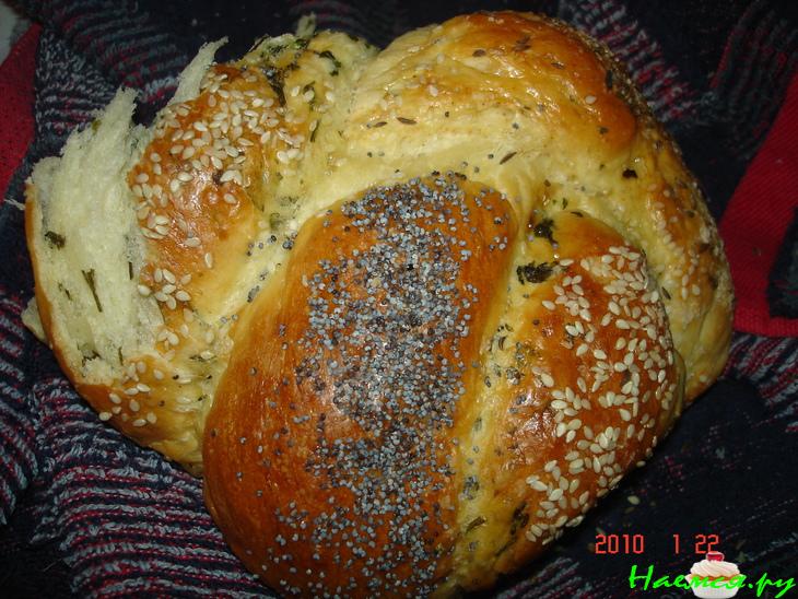 Хлебная плетенка с зеленью и красным перцем 
