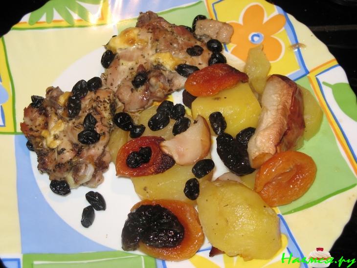 Куриные бёдрышки запеченные с сухофруктами Куриные бёдрышки запеченные с сухофруктами