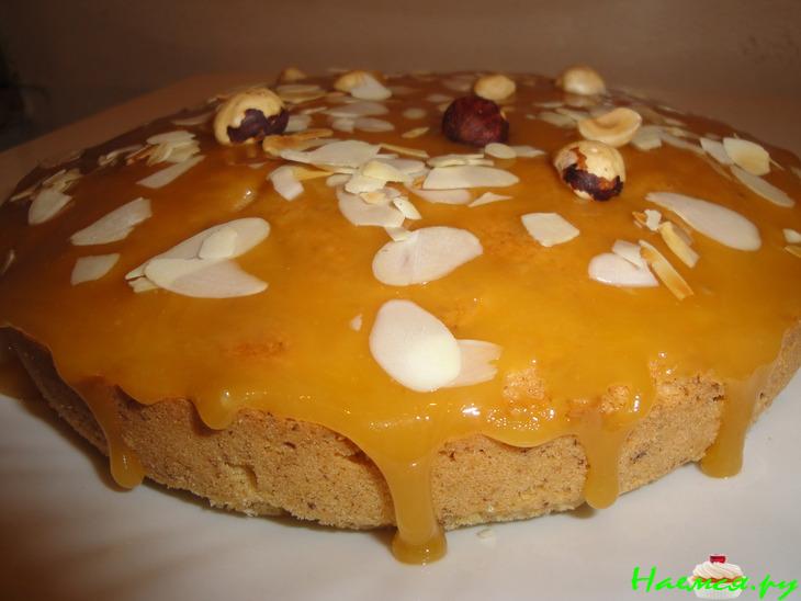 Бисквитный ореховый пирог с медовой карамелькой Бисквитный ореховый пирог с медовой карамелькой