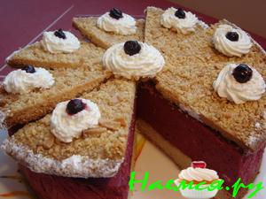 Миндальный торт с муссом из черной смородины