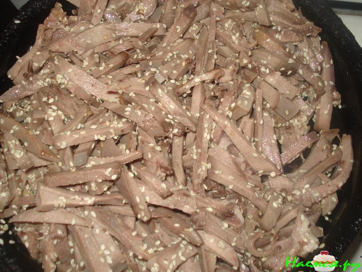 Язык маринованный с кунжутом