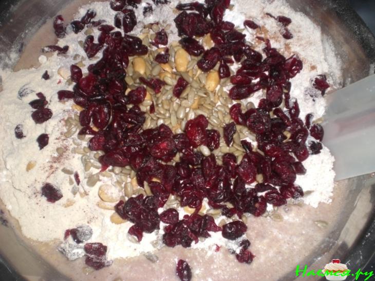 Бананово-сливовые маффины из нескольких видов муки