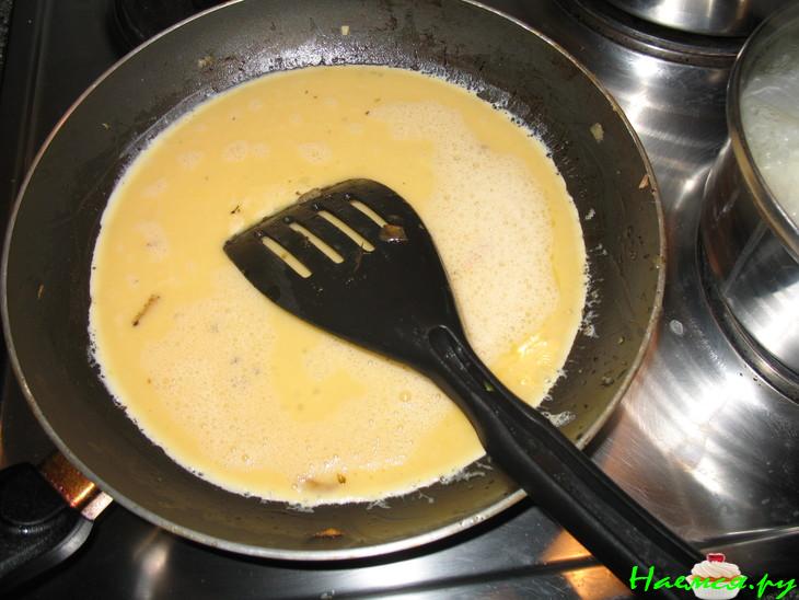 Рис с луком, морковкой и яйцом