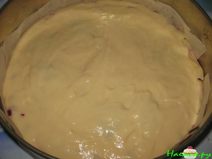 Пирог со сливой и красной смородиной