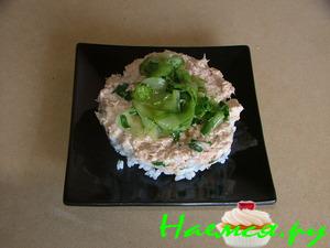 Закусочные пирожные-суши с салатом