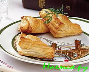 Слоеные пирожки с рыбой и сыром